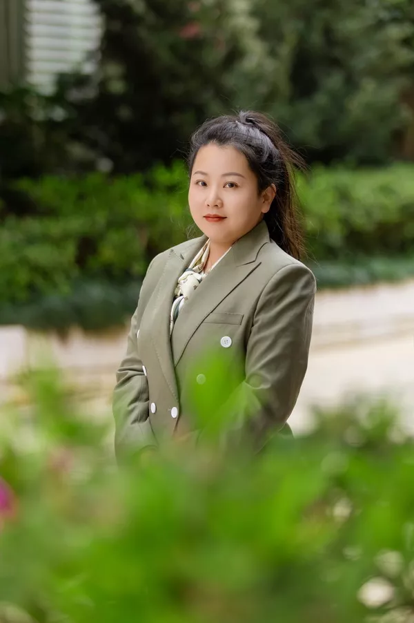 汤丁湘蜀　钟英小学英语教研组长
小学英语教师、担任“国培计划”骨干教师高端培养项目（小学英语）的一线指导教师、担任China Speaks国际英语风采大赛评委、官渡区“骨干教师”“教坛新秀”、多次荣获官渡区各类教学竞赛一二等奖