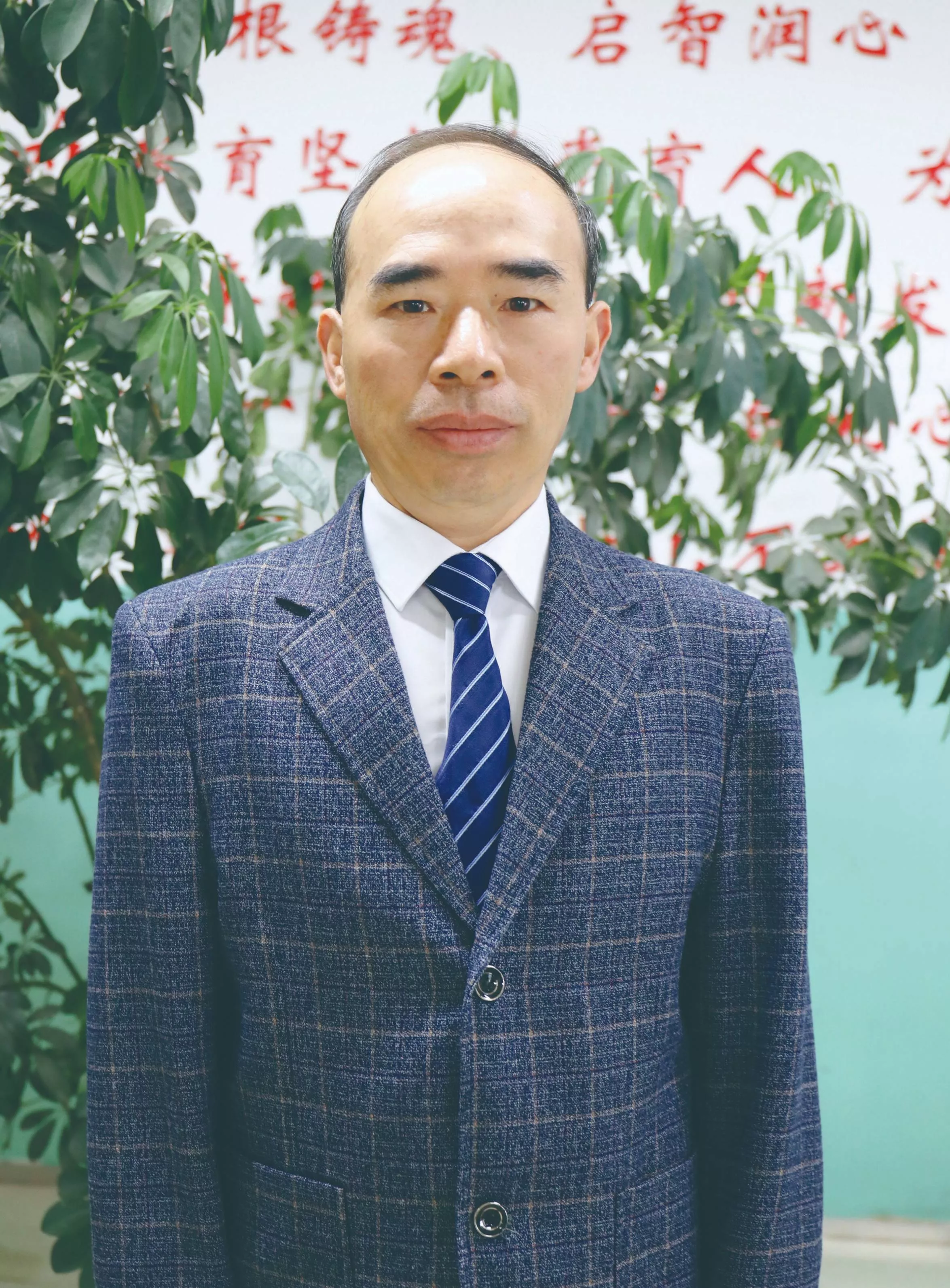 刘斌
云南省首批正高级教师
毕业于湖南师范大学，从事中学化学教学33年，教学方法独特，擅长培养优生，深得学生爱戴和欢迎，在历年高考中创造了一个又一个奇迹。2006年被评为云南省有“突出贡献的专业技术人才”，2014年被评为“全国模范教师，现为云南省省委联系专家，云南省正高级教师评审委员会委员。