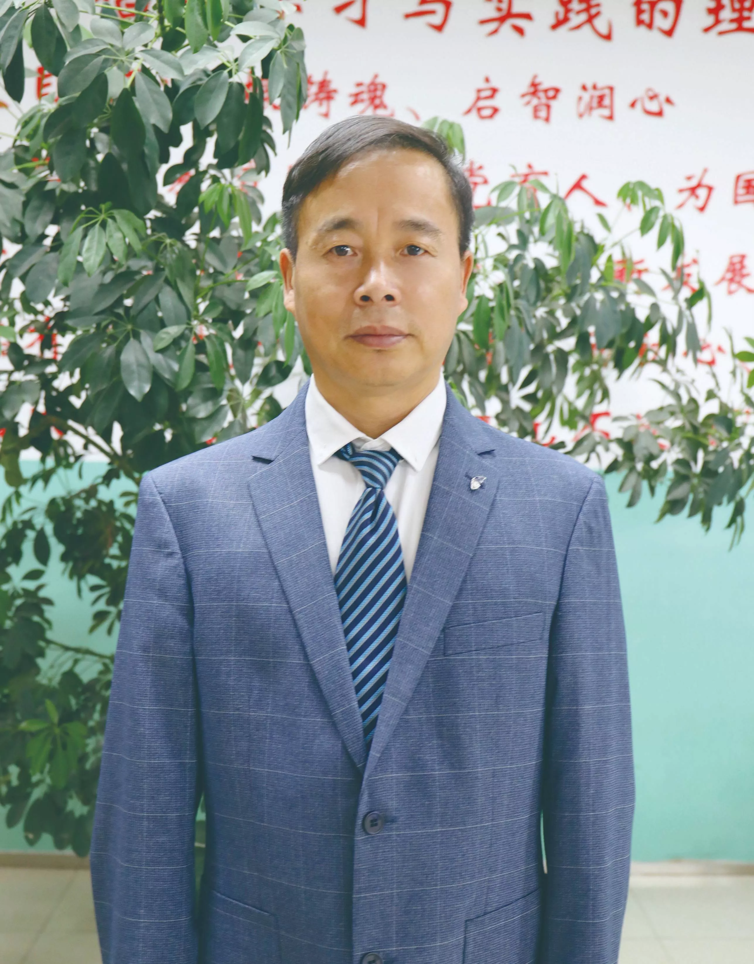 唐爽洲
中学数学高级教师
毕业于湖北师范大学，从教高中教学30年，多次在《中学生报》上发表论文，学生数学成绩进步飞快，所带班级成绩一直名列前茅。注重研究教学规律，精心组织教学，教学经验非常丰富，有亲和力，责任心强，对学生充满爱心，课堂上幽默风趣，擅长于举一反三，一题多解，灵活拓展，归纳总结。