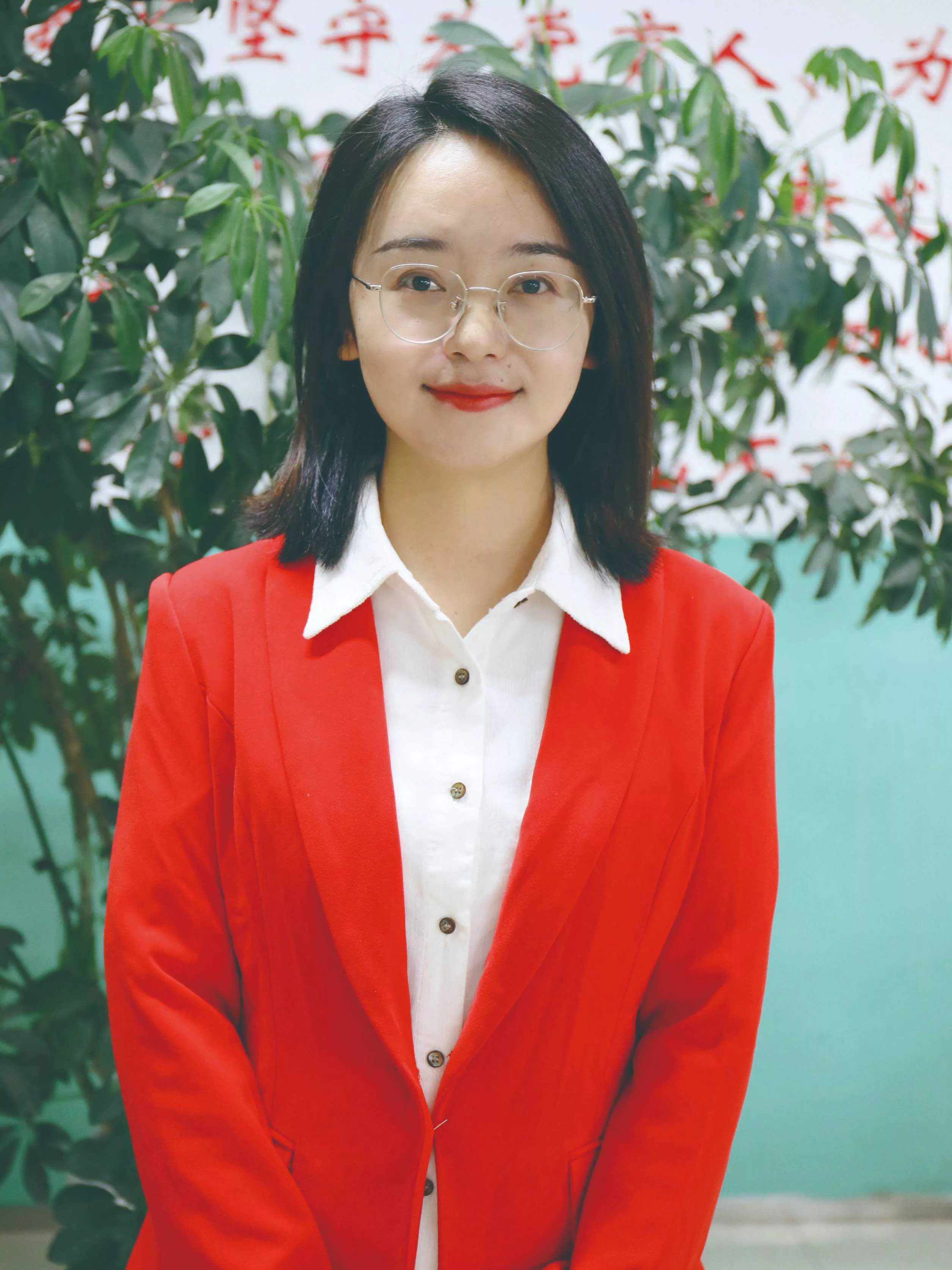 黄娜
高中英语教师，英语专业八级，三级笔译，剑桥TKT国际教师认证，IPA专业能力认证。
执教14年，任职期间，曾赴美华盛顿代表学校担任交流大使，主管主持翻译工作。擅长挖掘学生的学习热情，激发学习兴趣;具有独特的教学风格;多年从事教研培训工作，注重课堂效果可视化“一课一得”; 教学效果突出，具有把抽象知识讲解风趣幽默的能力，深得学生喜爱。