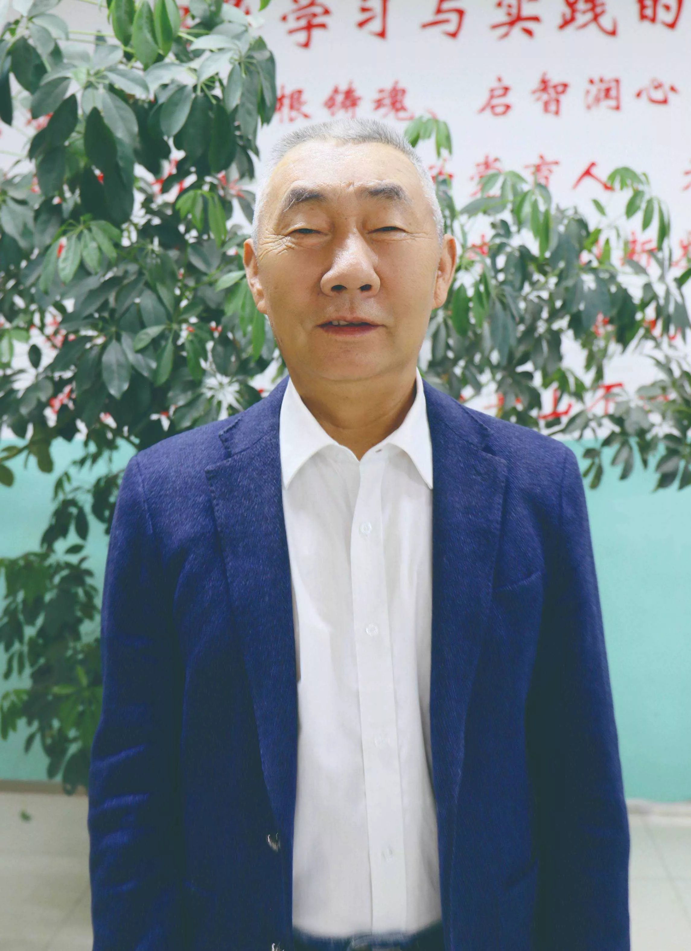 夏永红
中学生物高级教师
执教35年，被评聘为楚雄州首届骨干教师，教研组长工作室成员和高考复习指导专家。30多年教书育人，为人师表，用爱心感化学生，让每一个学生在学习的过程中快乐的成长，教育教学成绩突出，荣获教育主管部门和政府的表彰。