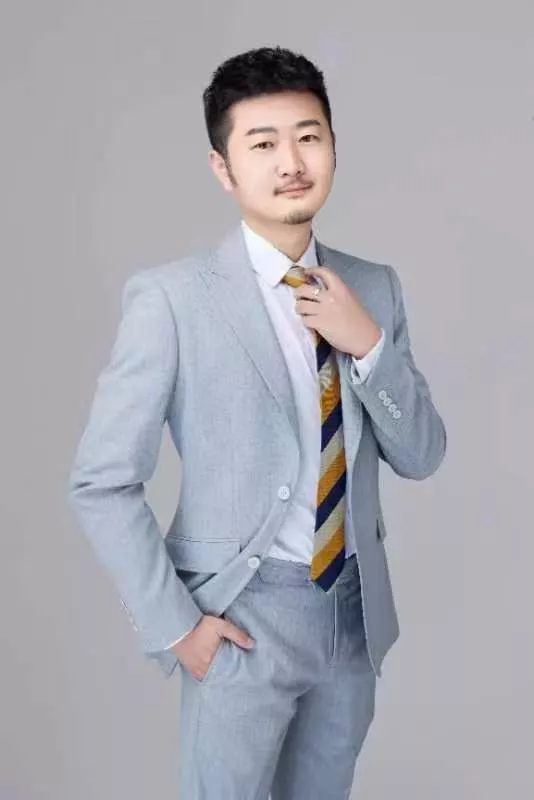 于航
高中化学教师
毕业于天津大学，高中化学教学工作16年，积累了丰富的教学经验。擅长因材施教，带领学生深入浅出的探索化学奥秘，深受学生的喜爱，和学生亦师亦友。对高考化学的考点、命题点把握精准，多年来教学成绩突出，所教多名同学考入北京大学、北京师范大学、厦门大学等一流高校，所教班级学生普遍在高考中获得高分。指导多名同学参加全国高中学生化学竞赛，多次取得省级赛区一等奖的佳绩。