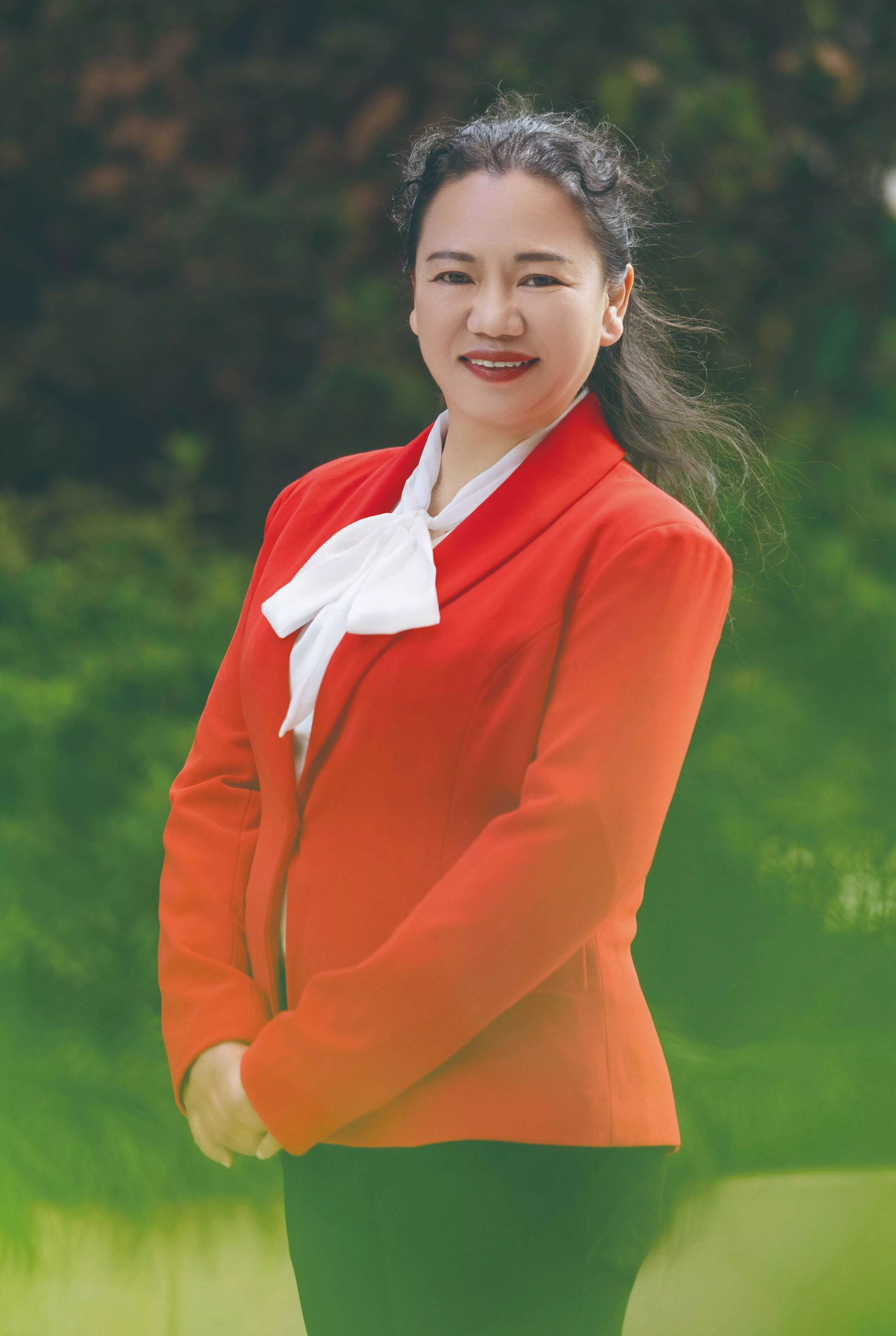 王丽
中学语文正高级教师，省级语文学科带头人。
执教37年，连续多年担任高中毕业班教学工作，所带班级语文成绩优秀。曾带出一名云南省高科文科状元和四名红河州州状元，多名学生考入清华北大复旦人大等名校。2022年考入清华大学-14岁小神童姚运明语文导师。
