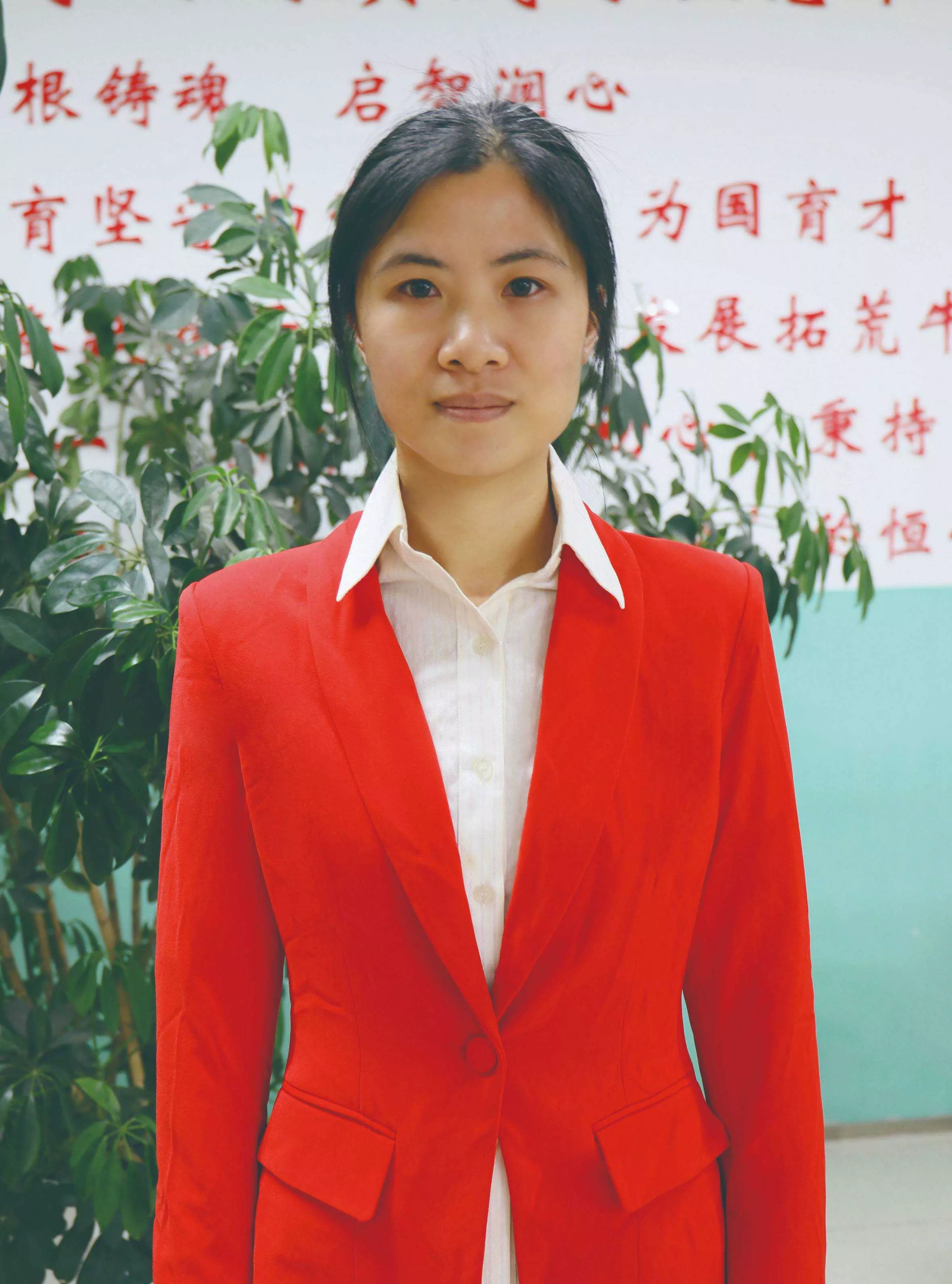 徐敏
中学一级历史教师，云南师范大学硕士研究生
从教16年，盘龙区骨干教师、区级优秀班主任昆明市民办教育优秀教师。16年来，坚守教学成就自己，成全他人。作为一名老师，她最大的成就感来源于学生，看到学生能用所学的知识去解决问题，通过老师的引导和感染，变被动学习为主动学习。