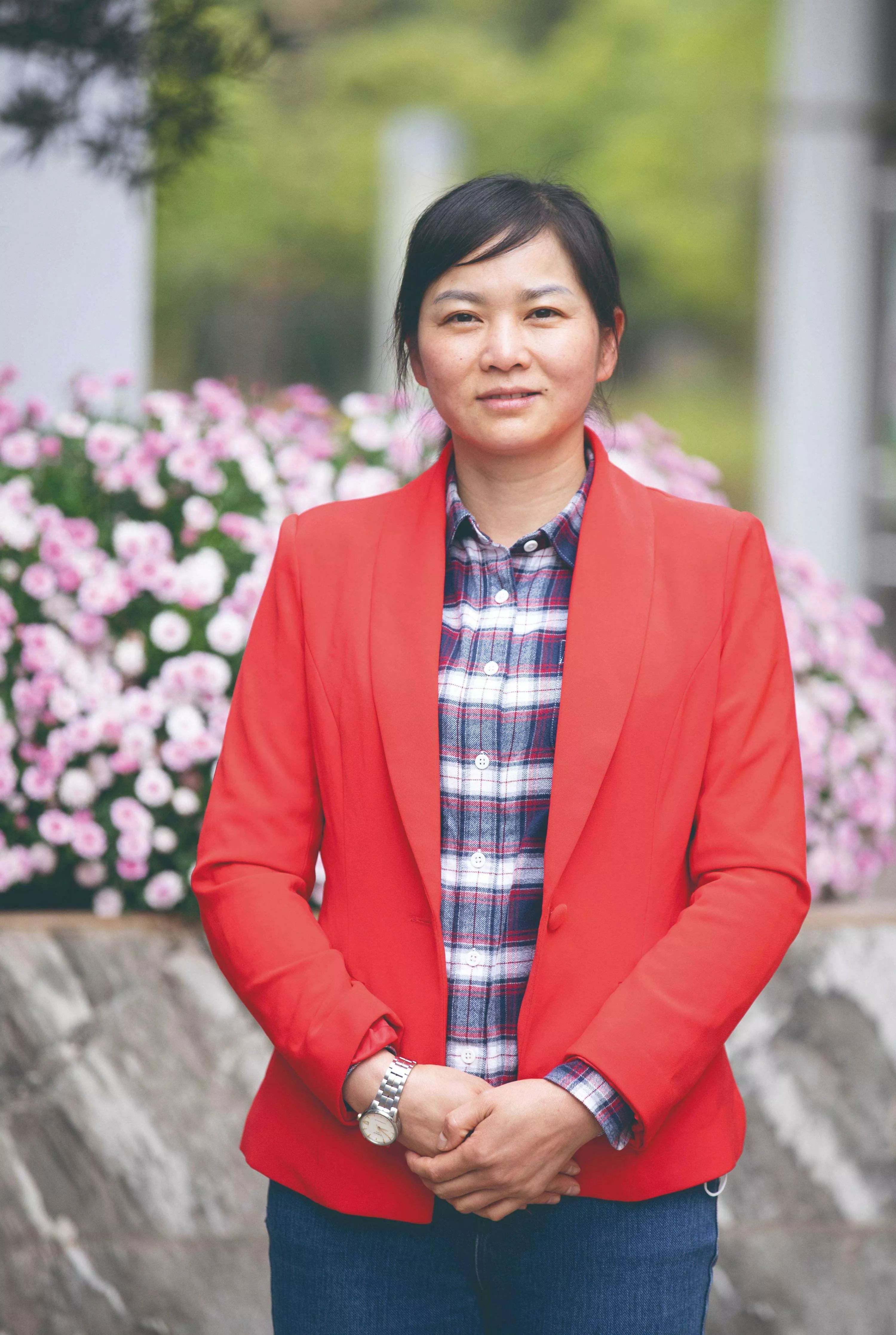 张池芳
中学生物高级教师
毕业于华中师范大学，长期担任高中生物把关教师，教学经验丰富，深入研究高考大纲、高考模式，教学方法灵活。授课时深入浅出、层层递进、理论联系实际，深受学生尊重。高考成绩突出，多次被评为“优秀教师”“生物学科骨干教师”“先进个人”优秀教育工作者”等荣誉称号。