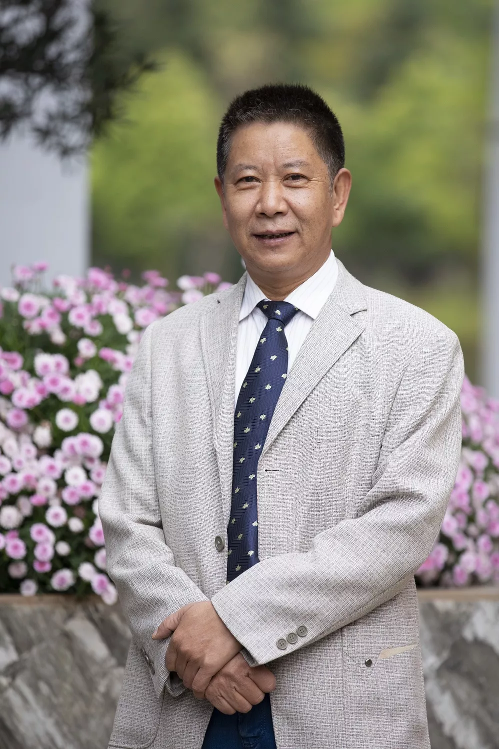 张克俊
英语学科特级教师，云南省优秀教师。
从事高中英语教学40余年，带过30余届高中毕业班，有丰富的高中英语教育教学经验。曾经担任有色金属系统（央企）翻译，作为交流教师在英国工作。教育科研功底深厚，在全国和省级刊物发表多篇论文。历届所教学生平均分、高分率等，均名列云南省和昆明市前茅，所教学子遍及北大、清华、人大、中财、浙大、人大等很多国内985和211知名高校，是最受学生欢迎的老师。